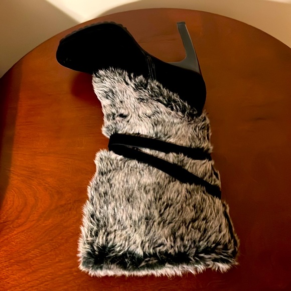 Faux Fur High Heel Boots. NWOT. Size 8.5 fitting Size 8 - Picture 4 of 9